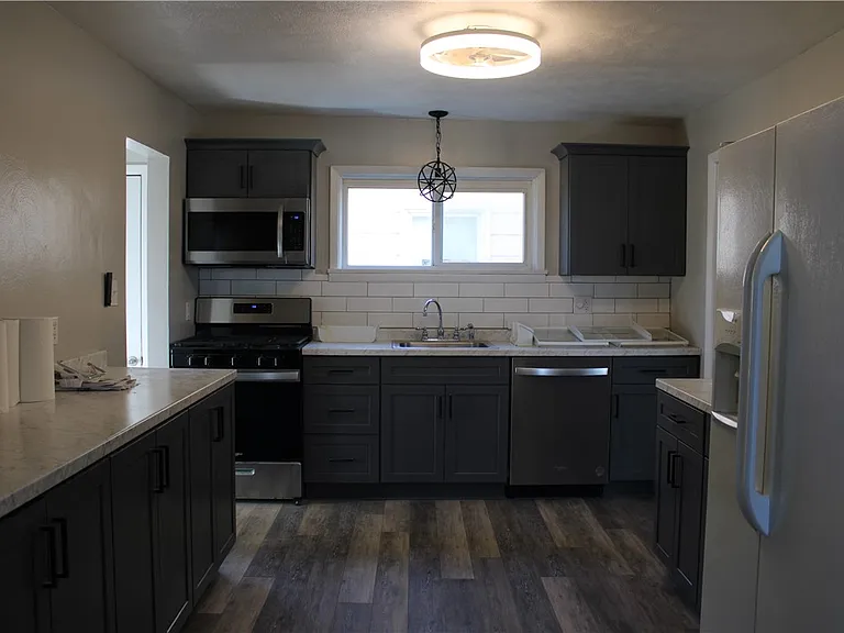 2821 Bertha St — Photo 2
