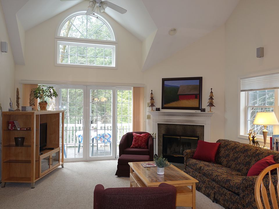 Living room w. view to deck