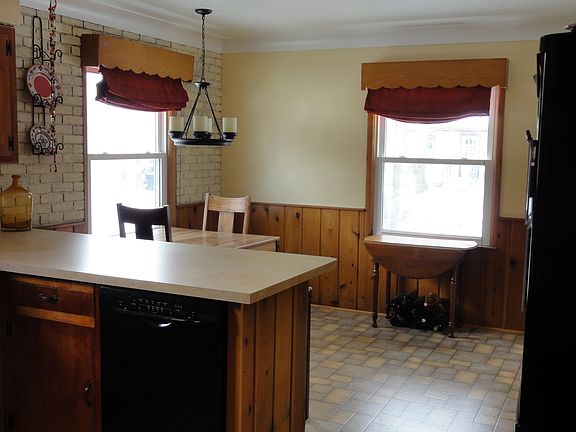 Breakfast bar/dining room
