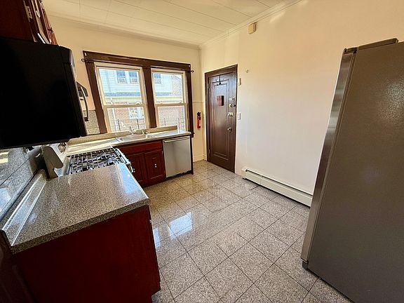 3rd image of 86 Edgewood Ave APT 2E