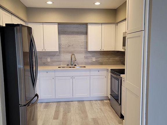 KITCHEN - REFRIGERATOR, DISHWASHER, STOVE/OVEN, MICROWAVE