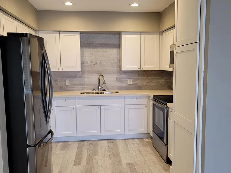 KITCHEN - REFRIGERATOR, DISHWASHER, STOVE/OVEN, MICROWAVE