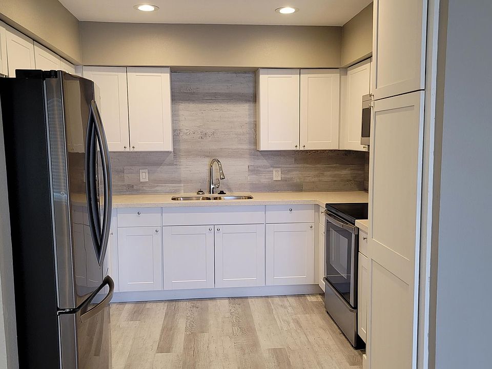 KITCHEN - REFRIGERATOR, DISHWASHER, STOVE/OVEN, MICROWAVE