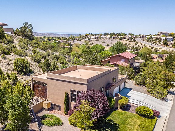 3rd image of 631 Cerrillos Dr