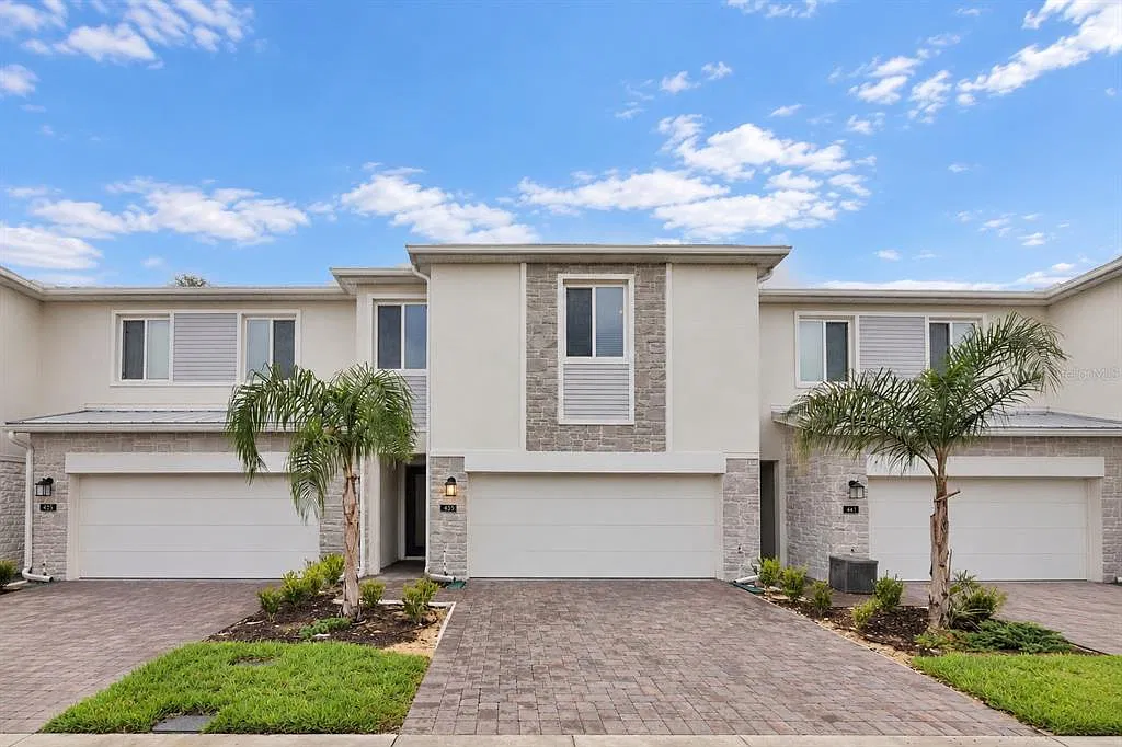 4 bed, 3.5 bath, 1944 sqft, $2,400 — Photo 2