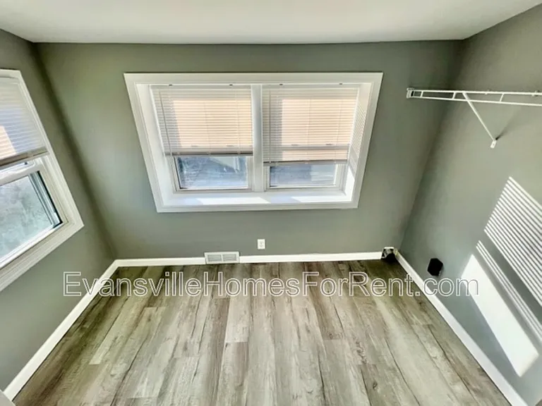 907 E Broadway St — Photo 11
