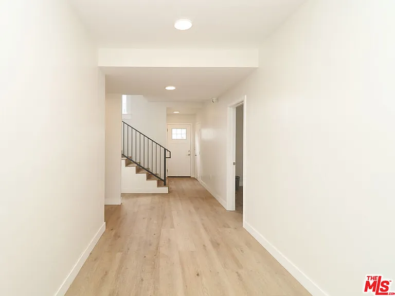 2739 S Budlong Ave — Photo 16