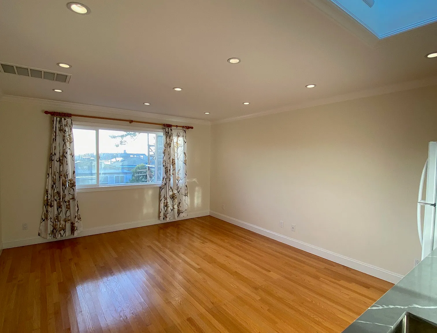 3 bed, 800 sqft, $3,795 — Photo 2
