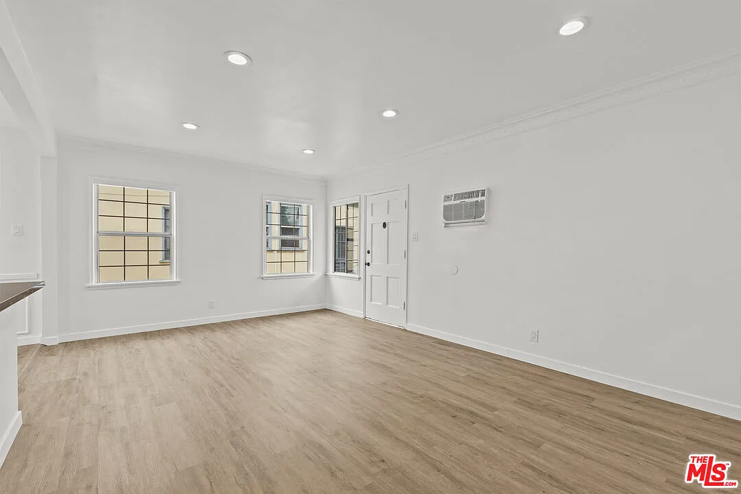 2 bed, 1.0 bath, 1050 sqft, $3,600 — Photo 3