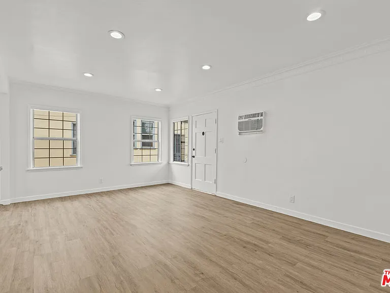 544 1/2 N Genesee Ave — Photo 3