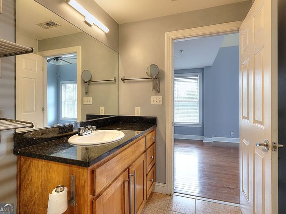 5th image of 2465 Main St Unit 302