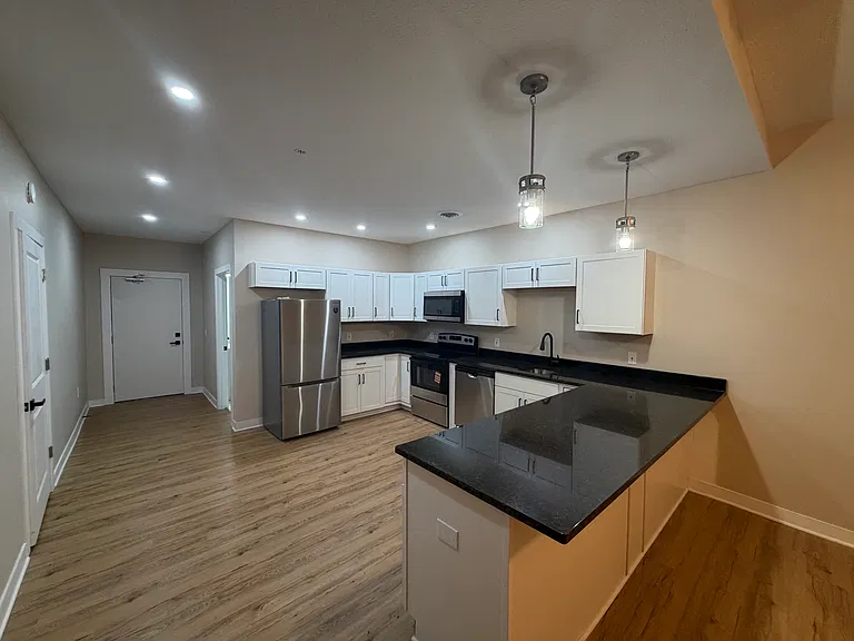 400 N Main St #203 — Photo 4