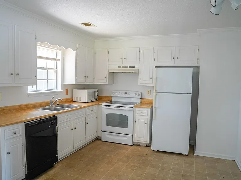 1311 Royal Oaks Ct — Photo 3