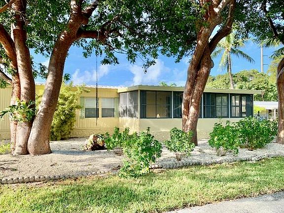 5th image of 901 S Emerald Dr