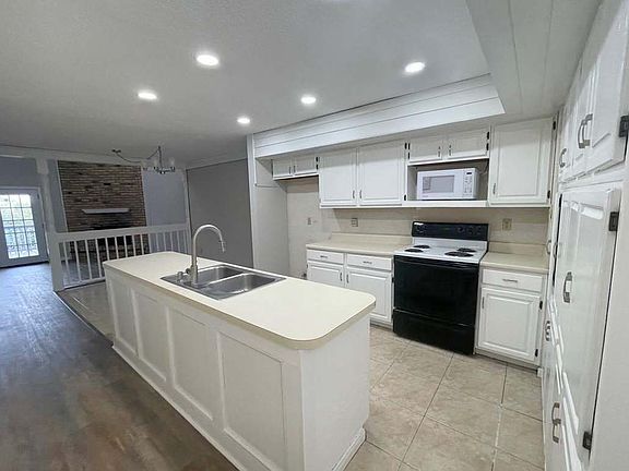 2nd image of 18 Jacqueline Ct