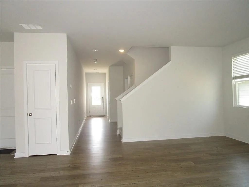 4 bed, 3.0 bath, $2,400 — Photo 2