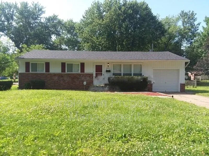 3 bed, 1.0 bath, 888 sqft, $1,560 — Photo 1