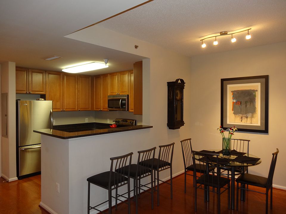 eat-in kitchen/dining room