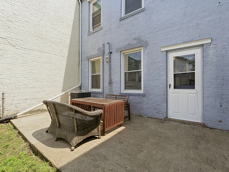 98 S 18th St — Photo 31