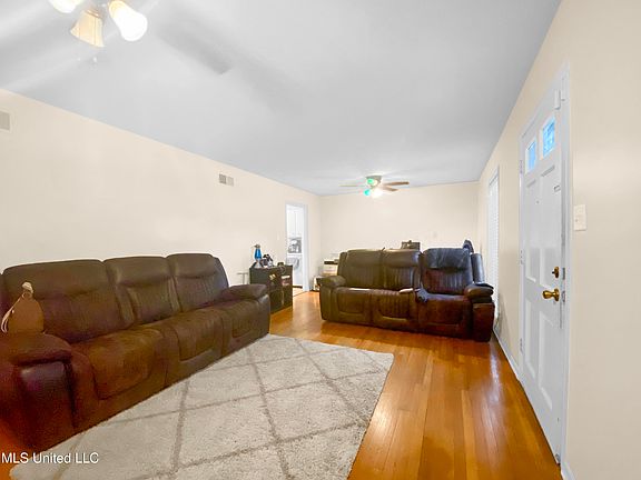 2nd image of 1062 Farmington Dr N