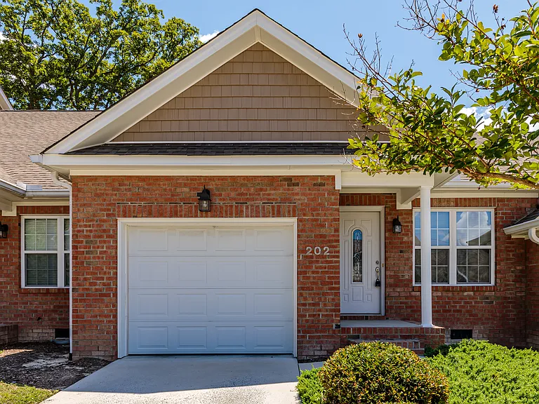 202 Clover Ct — Photo 2