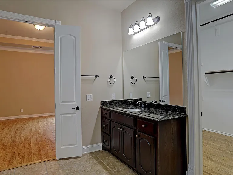1043 Kenilworth St — Photo 17