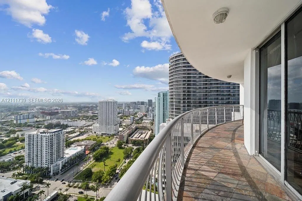 Opera Tower Condo — Photo 2
