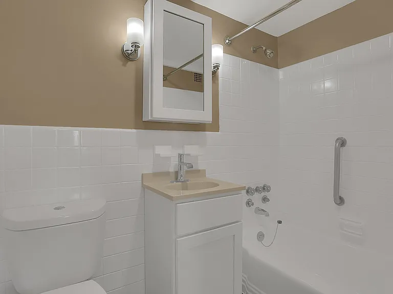 Towne House Apartments — Photo 23