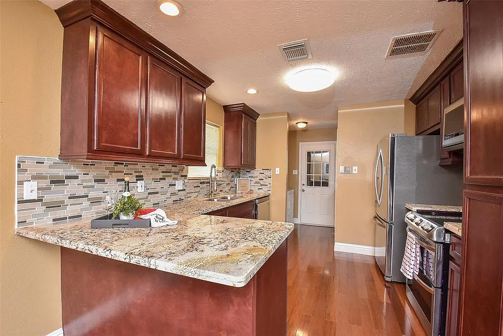4 bed, 3.0 bath, 1900 sqft, $1,594 — Photo 3