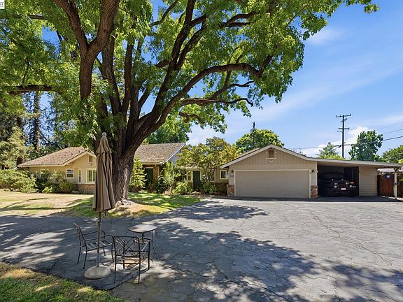 3rd image of 200 Greenwich Ln