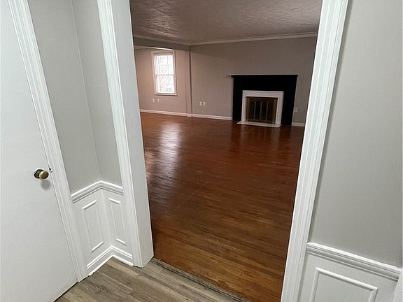 4th image of 1663 Lyndhurst Rd