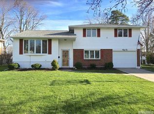 52 Woodbury Dr, Lockport, NY 14094