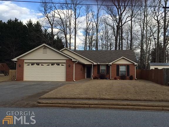3rd image of 484 Oakwood Manor Dr