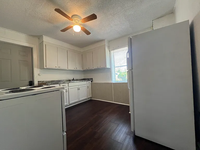 621 W Jones Ave #B — Photo 9