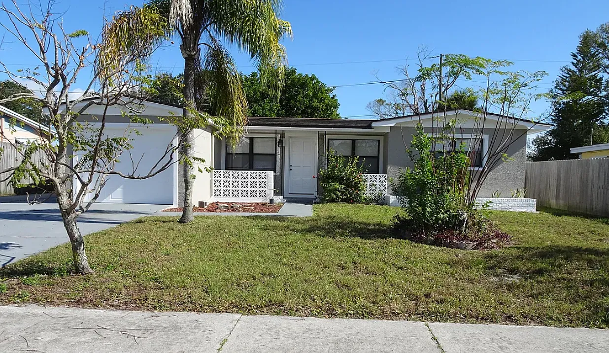 4 bed, 1366 sqft, $2,100 — Photo 1