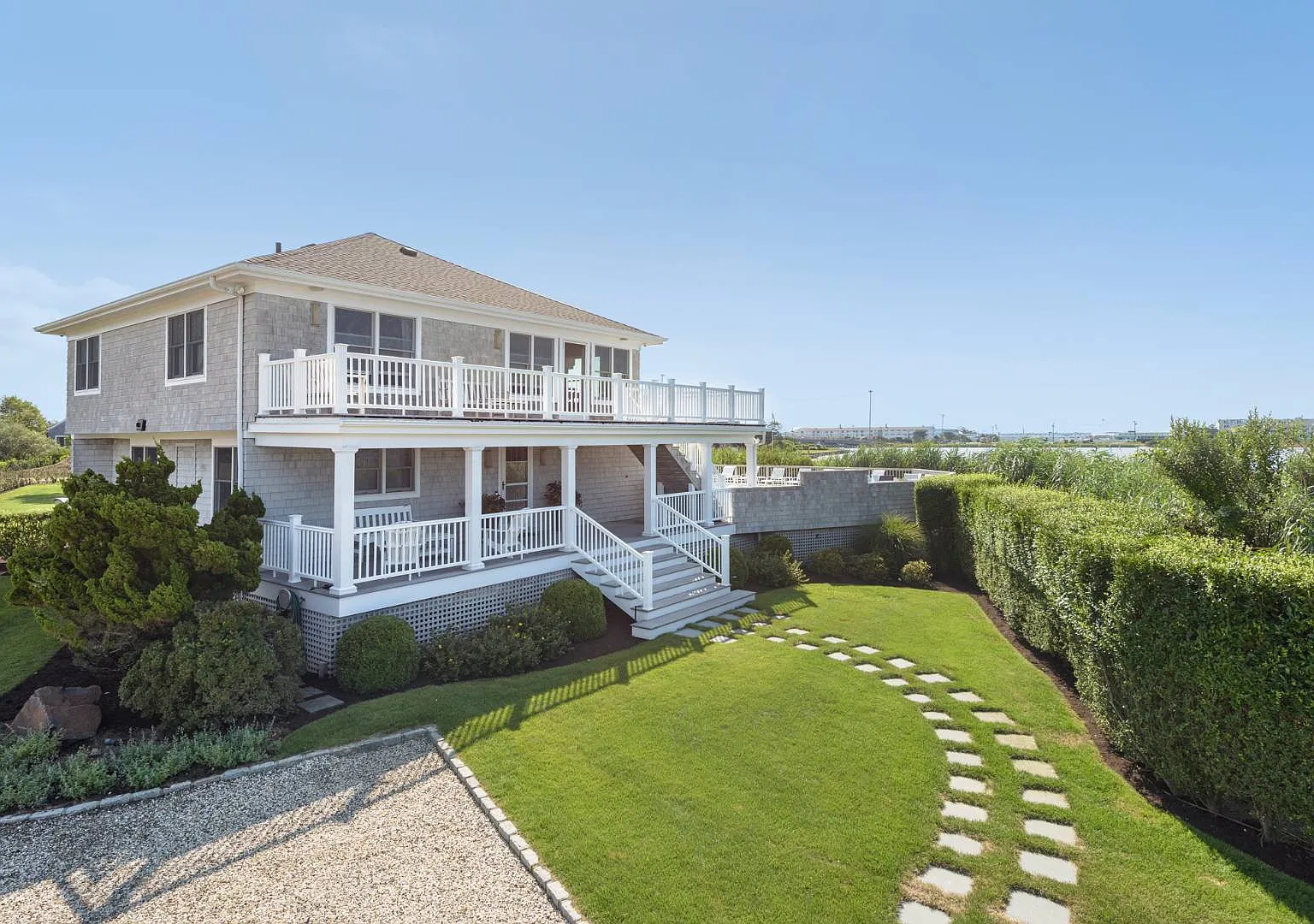 Beautiful Bayfront Property — Photo 3