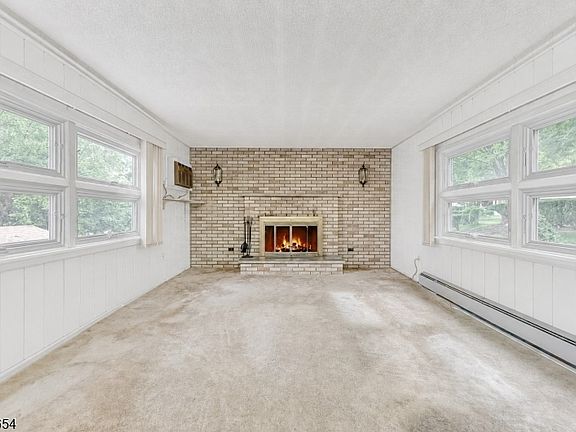 5th image of 105 Arnot Pl