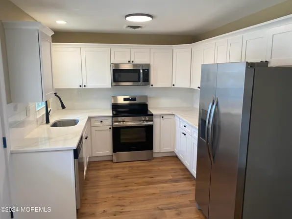 598B Lake Point Drive, Lakewood, NJ 08701