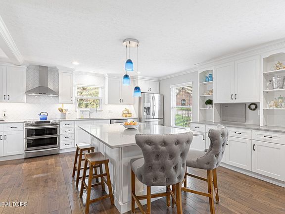 3rd image of 903 Bathurst Rd