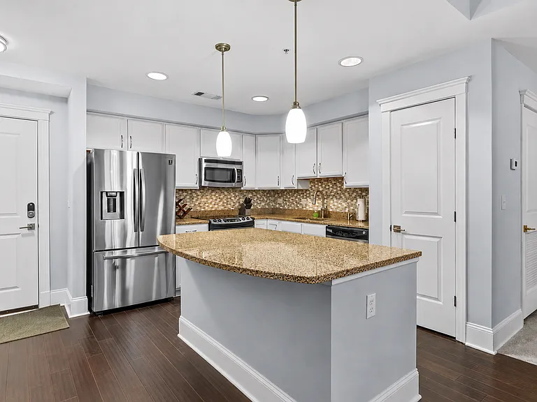 222 Glenwood Ave — Photo 3
