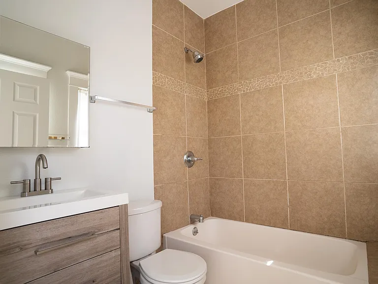 3855 S Budlong Ave — Photo 8