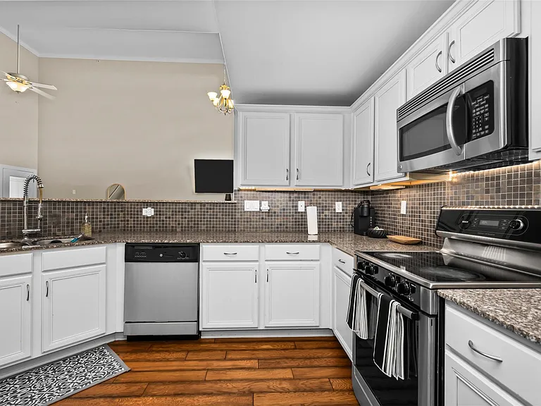 3501 Chenevert St #22 — Photo 6