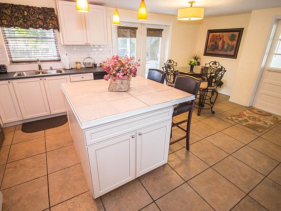3rd image of 802 Leisey Cir