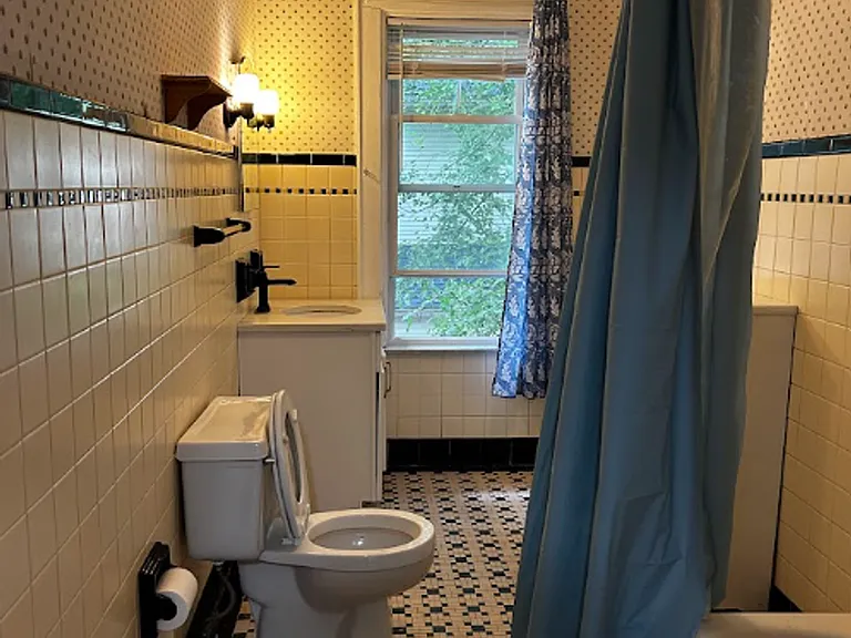 1638 Sanderson Ave — Photo 34