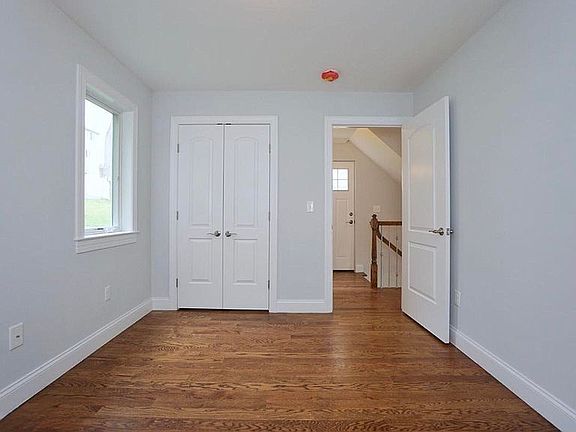 4th image of 137 Brighton Ave Unit 1