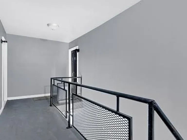 642 Dresden Dr — Photo 2