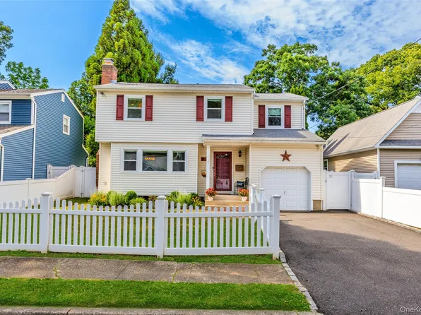 17 Garfield Place, East Northport, NY 11731