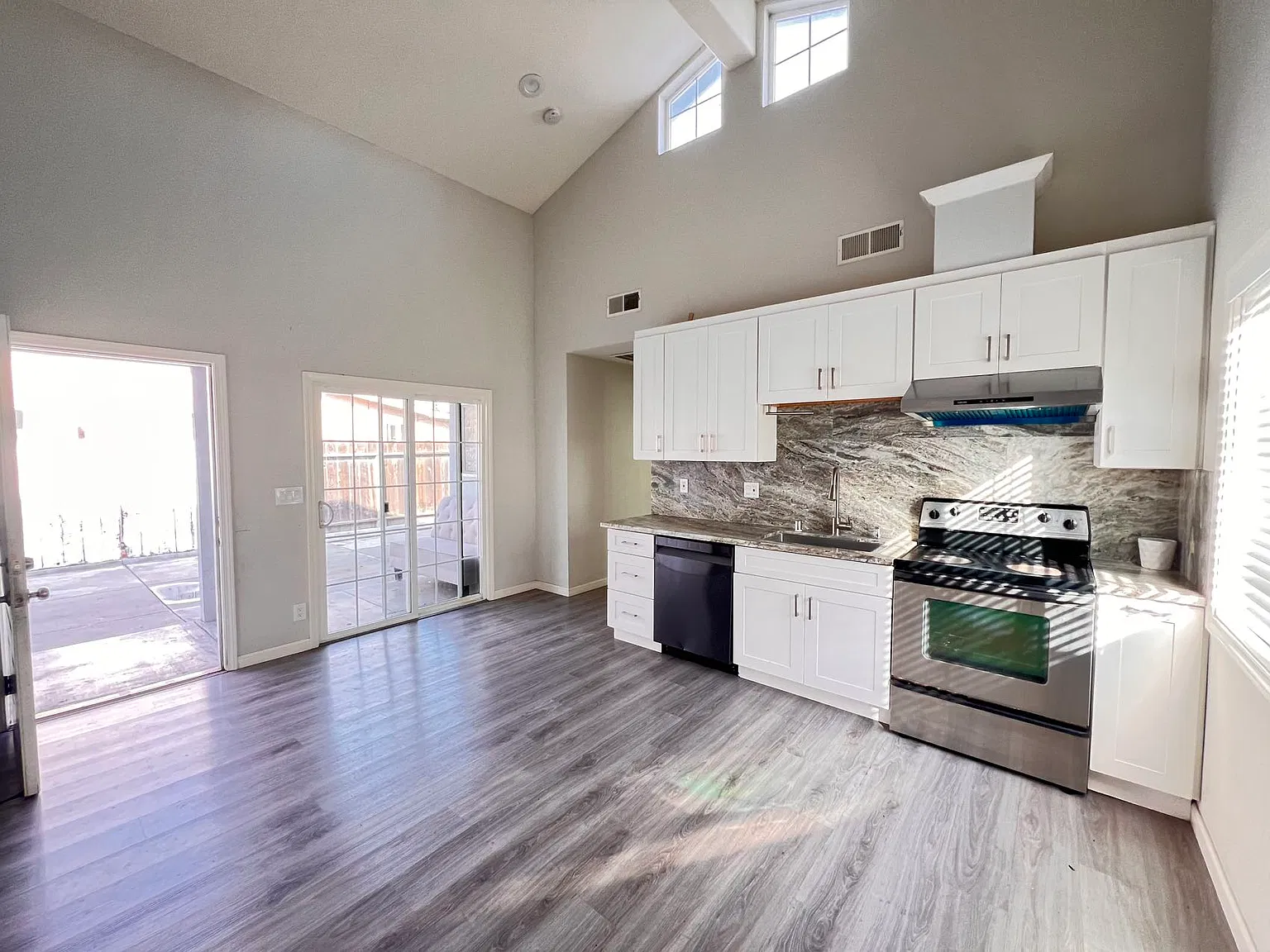 2 bed, 600 sqft, $2,400 — Photo 1