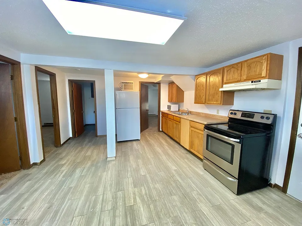 1114 College St N #1
