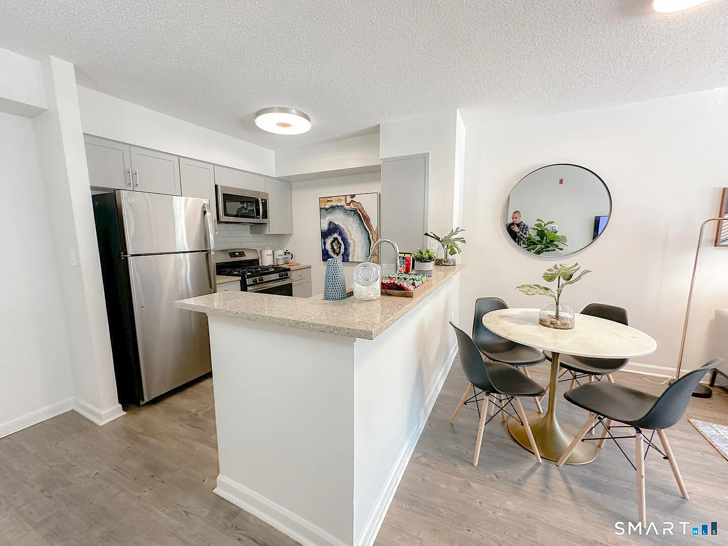 2 bed, 1.0 bath, 999 sqft, $3,047 — Photo 3
